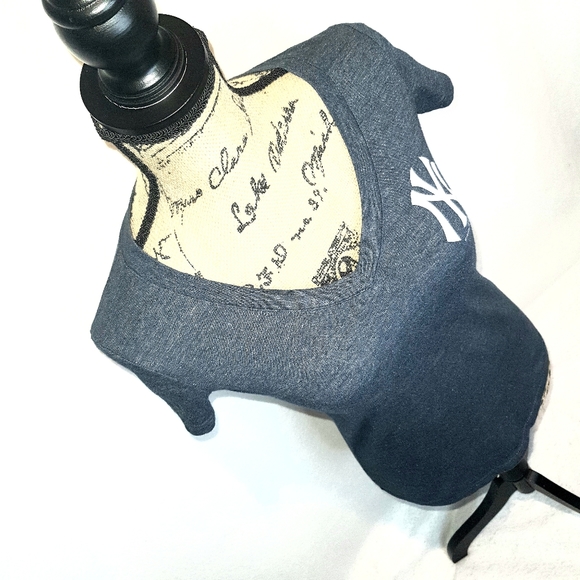 MLB Women's New York Yankees V-neck Gray Top XS. - Picture 5 of 5